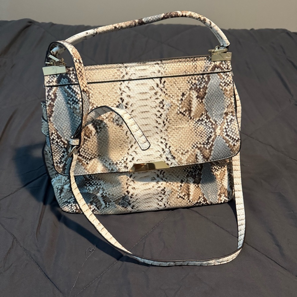 NWOT Elegant Snakeskin Patterned Shoulder Bag with crossbody strap